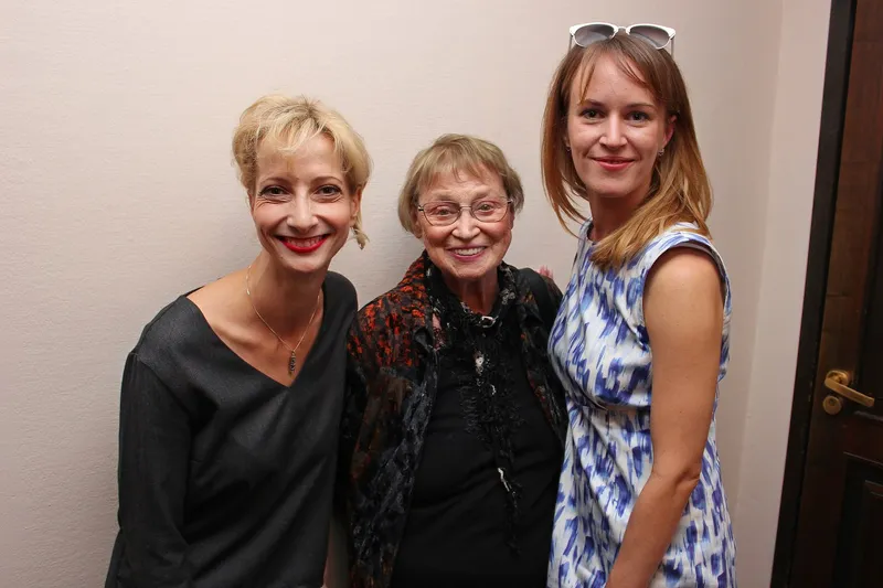 Народная артистка РСФСР Алла Покровская (в центре) и актрисы Мария Зорина и Анастасия Скорик