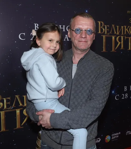 Алексей Серебряков с внучкой Агатой
