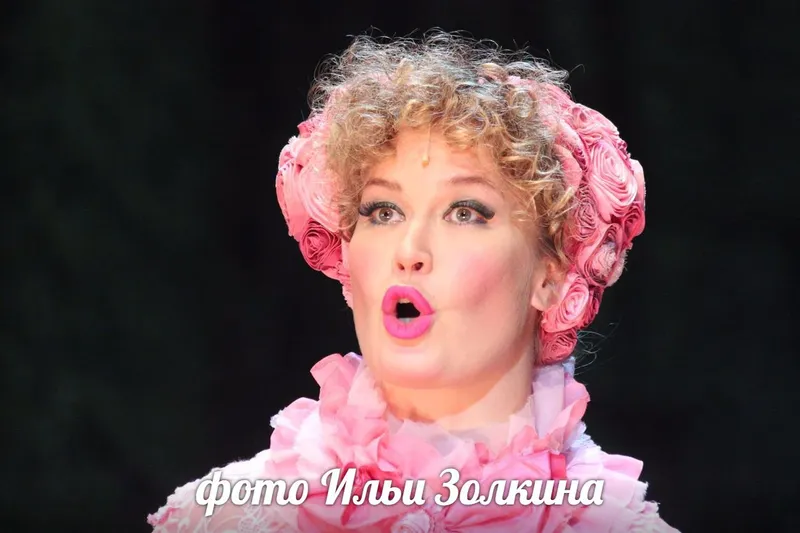 актриса Кристина Бабушкина в роли Миссис Беннет