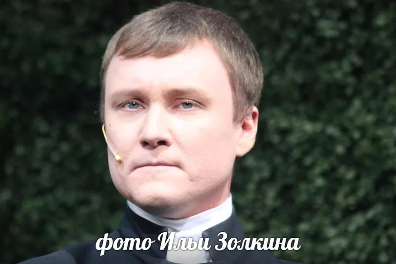 актер Артем Волобуев в роли Мистера Коллинза