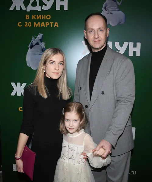 Никита Тарасов с супругой и с дочерью