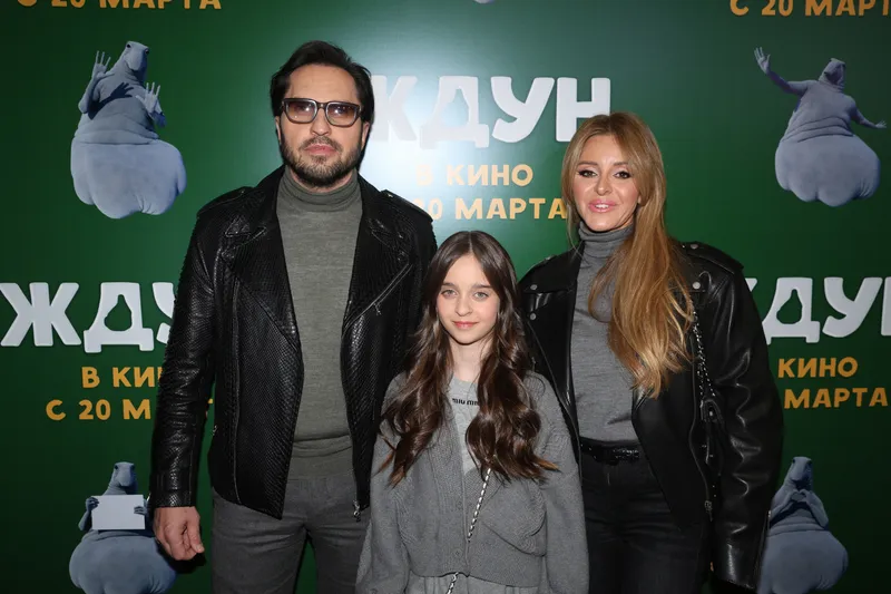 Александр Ревва с супругой Анжеликой и с дочерью Амели