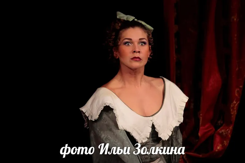актриса Арина Олейник в роли Дорины