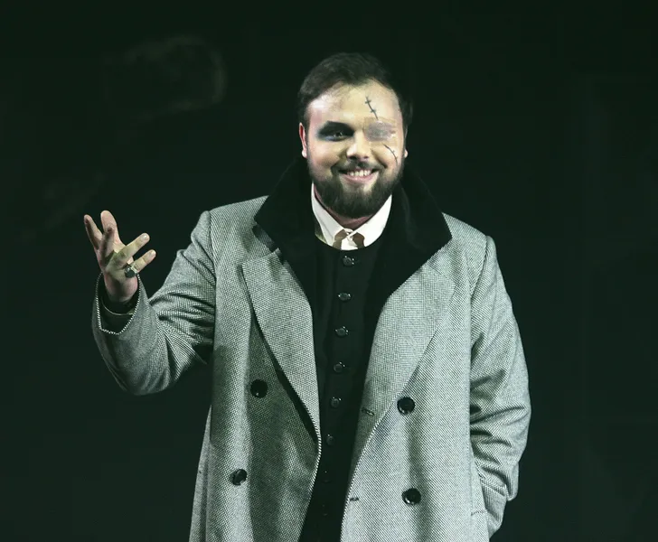 актер Денис Самойлов в роли Сэра Джеймса Блэкенбери