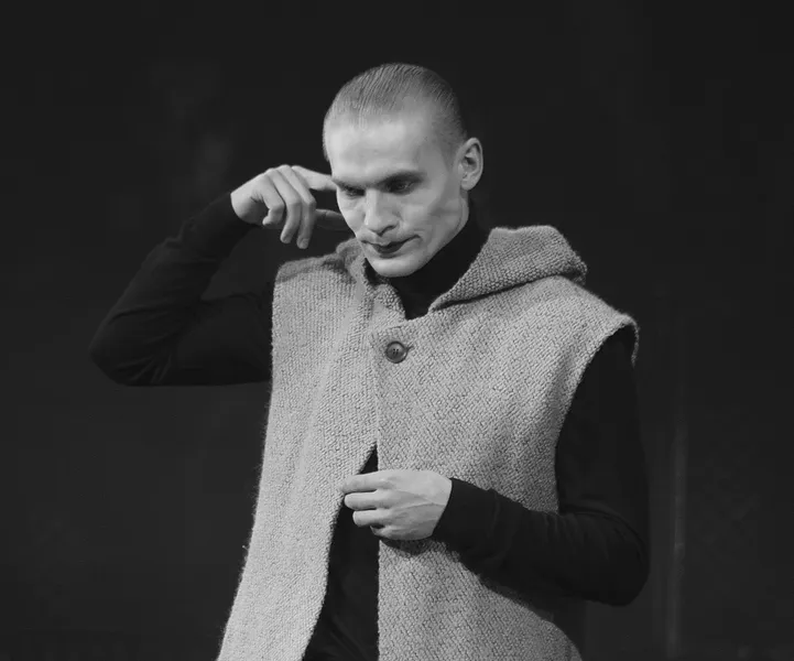 актер Павел Юдин в роли Сэра Джеймса Тиррела