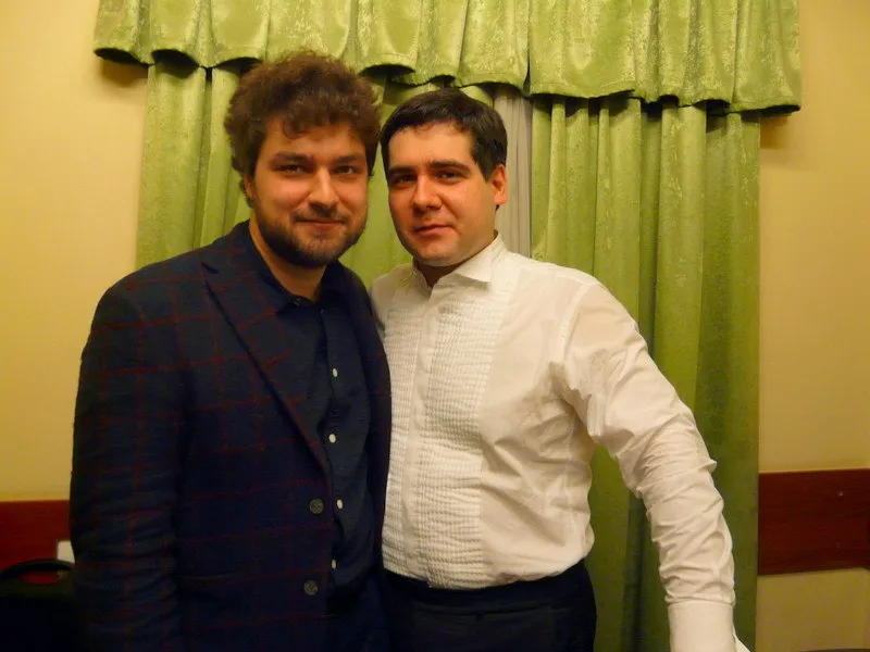 Небезынтересно, что Алена Баева,получивв 2014 годуГран-при наIIМосковском Международном конкурсе скрипачей имени Паганини,была удостоенаправа в течение года играть на скрипкеАнтониоСтрадивари, принадлежавшейпольскому скрипачу и композиторуГенрику Венявскому(1835-1880).Кстати,послеучрежденияв 1935 годуМеждународногоконкурсаскрипачей имениГенрика Венявского,средиегопобедителейв разное времябыли Давид Ойстрах (1952), Татьяна Гринденко(1972), а в 2001году - тогдаеще16-летняяАлена Баева, получившая наряду с первой премиейизолотоймедальюдевять специальных призов.В2007 годуонасталаобладательницей золотой медали и приза зрительских симпатий на III Международном конкурсемузыкантов вСендаев Японии. И втом же году ейприсудили российскую молодежную премию«Триумф».Ко всему,еенепосредственным педагогомявляетсяименитый скрипачи дирижер, народный артист СССР, профессор, заведующий кафедрой скрипки Московской консерватории Эдуард Грач.СначалаАлена Баеваучиласьу него в Центральной музыкальной школе, а затем в консерватории.Именнопоэтомуонпришелв артистическую комнату, чтобыотдать дань высокоталантливым музыкантам ипоздравитьихсдостойным ибезукоризненным выступлением на сцене Малого зала Московской консерватории.Иеще попросил, чтобы его сфотографировалис ниминадобруюпамять.Смотрите.