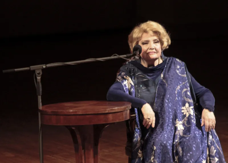 Любой театрал знает, что Татьяна Доронина - это актриса ни на кого не похожая, со своим особым стилем. Поэтому, в этот вечер 10 декабря переполненный зал КЗ им.П.И.Чайковского с упоением слушал стихи в исполнении Дорониной. Такие вечера-это мастер-класс для любого начинающего актера. Это-урок отношения к своей профессии, отношения к художественном слову и того, как передавать его зрителю.