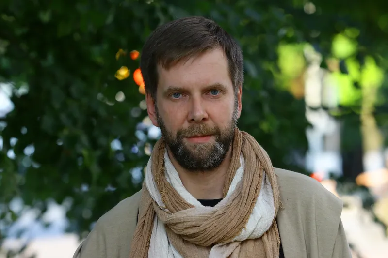 В труппе театре есть возрастные актеры. Один из них -з.а.РСФСРВячеслав Захаров несколько лет не выходит на сцену родного театра. Хотя Вами же некоторое время назад была анонсирована премьера спектакля с его участием по пьесеЭ.Шмитта? Есть планы на этого чудесного артиста?