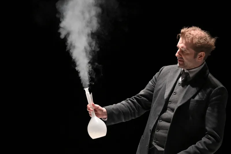 Спектакль «Дети солнца» Александринского театра в Москве.