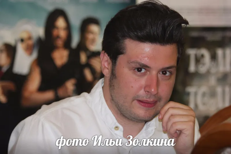 режиссер-дебютант Илья Учитель, продолжатель кинематографической династии-его дедушка выдающийся советский кинооператор и режиссер-документалист Ефим Учитель, папа-Народный артист России, кинорежиссер Алексей Учитель