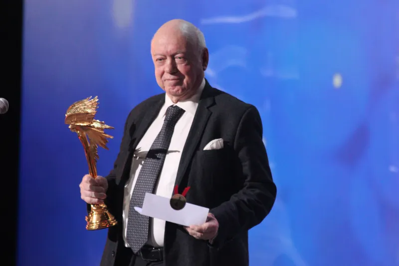Борис Мессерер вручает премию