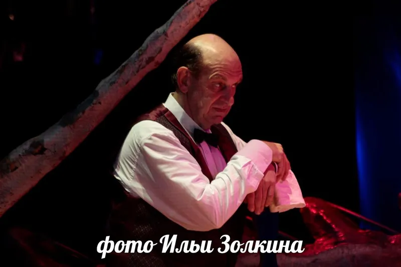 актер Сергей Антонов в роли официанта