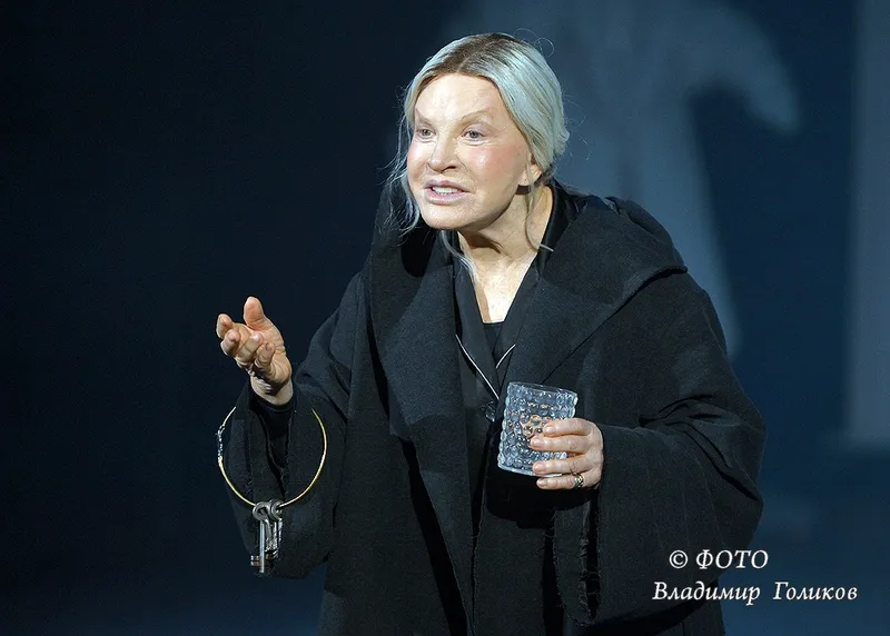 «Королева-мать» Максакова в новой премьере вахтанговцев.