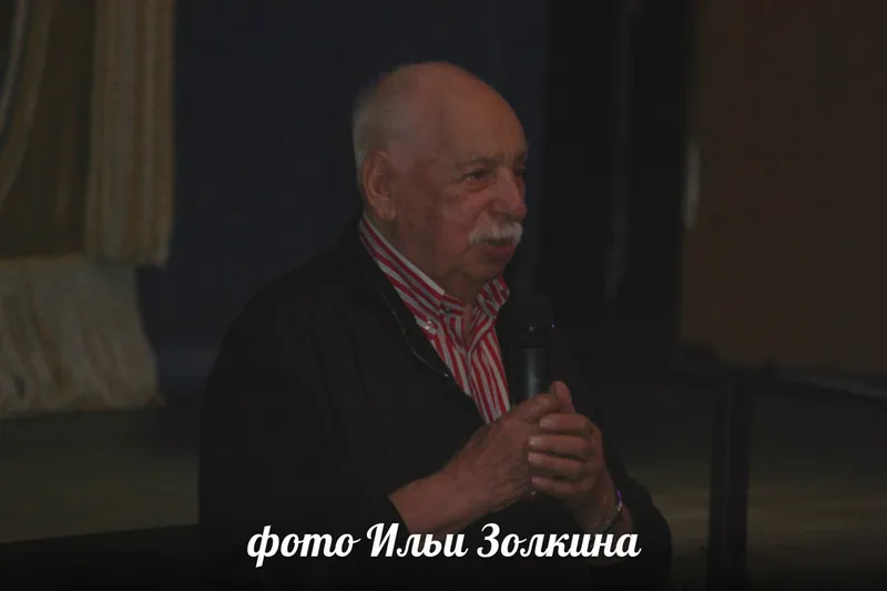 Художественный руководитель театра Исаак Штокбант дает напутствие зрителям