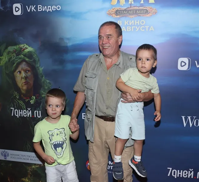 Александр Ильин с внуками