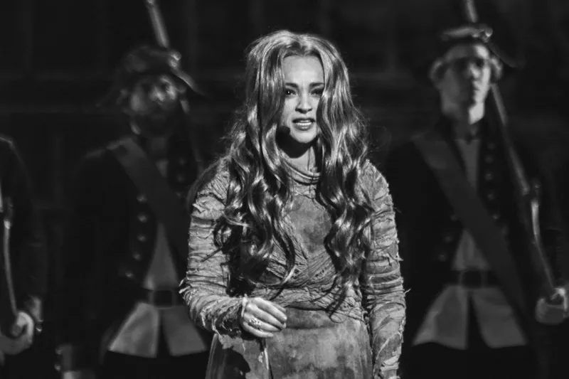 актриса, певица Теона Дольникова