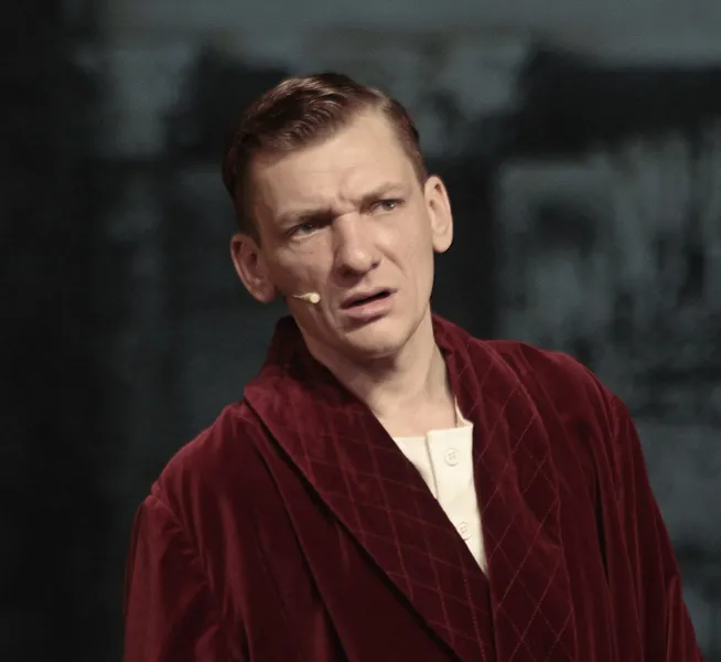 актер Алексей Вертков в роли Баса его Величества