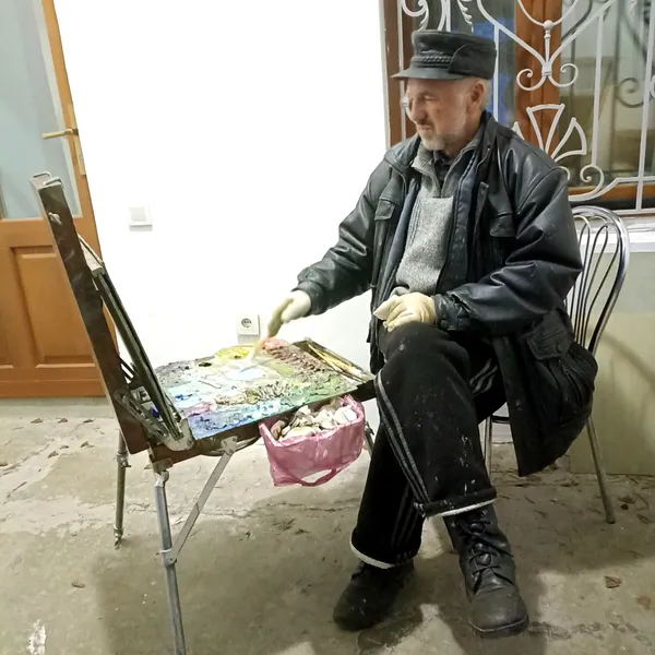 - Я стал использовать меньше цветов, и работы, на мой взгляд, стали более целостные, - считает Сергей,