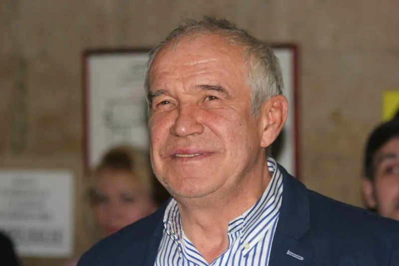Никас Сафронов