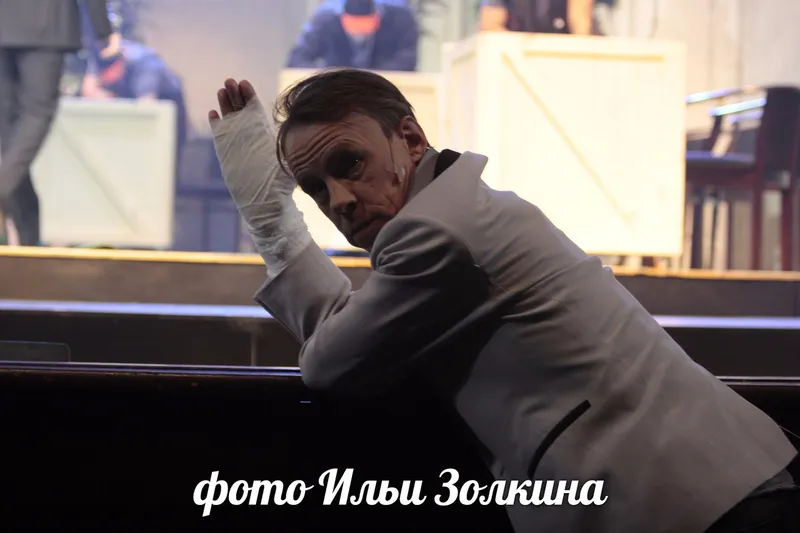 актер Олег Курлов в роли Расплюева
