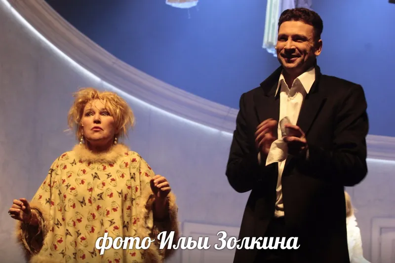 актриса Анна Цанг (слева) в роли Лидочки