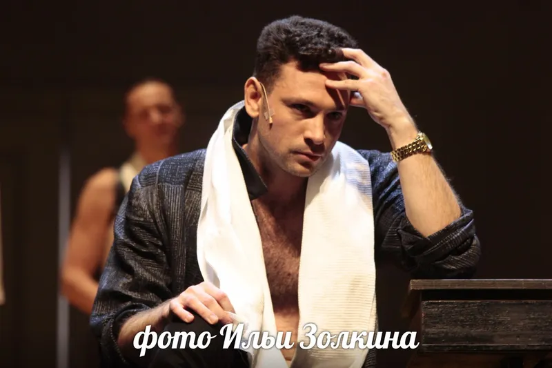 актер Михаил Шилов в роли Тарелкина (вверху)
