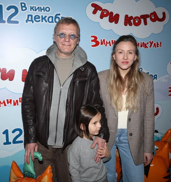 Алексей Серебряков с дочерью Дарьей и с внучкой Агатой