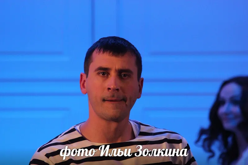 Пьеса «Old Seabrook» впервые ставится в нашей стране, что не мудрено. Она достаточно свежая, не так давно написана, но уже поставлена самим автором - Вуди Алленом на Бродвейских подмостках. Рискну предположить, что там те же персонажи воспринимаются совсем иначе, иначе бы они воспринимались и русским зрителям, если бы мы увидели тамошнюю постановку (да где же увидишь?). Русскому же менталитету подобные персонажи не так уж и близки. Вот и остается всего-навсего наблюдать за всем происходящим на сцене со стороны, едва ли отождествляя себя с персонажами. Впрочем проблема менталитета явно не является проблемой режиссера-постановщика спектакля (и по совместительству актера МХТ) Олега Тополянского. Кстати, он не в первый раз открывает для нашего зрителя западную драматургию. Когда-то он открыл для русских зрителей пьесу Жеральда Сиблераса (кстати абсурд в его произведениях тоже присутствует) «Танец альбатроса». Пьеса шла на малой сцене МХТ с Дмитрием Назаровым и Ольгой Васильевой в главных ролях, а в одной из небольших ролей блеснула, тогда совсем ещё молодая Анна Чиповская. Именно актерский ансамбль-сильная сторона режиссуры Тополянского. В актерах, что уж говорить, он растворяться умеет, и они демонстрируют новые грани своего таланта. В данном случае, все семь артистов, исполняющие главные роли (поскольку в пьесе нет деления на центральных и второстепенных персонажей) прекрасны!
