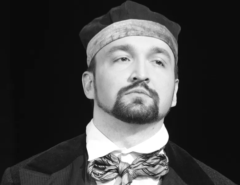 актер Валерий Ушаков в роли фармацевта Ове