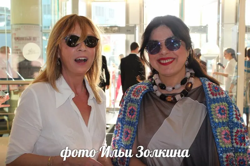 Главный редактор журнала Interwiew Алена Долецкая (слева)