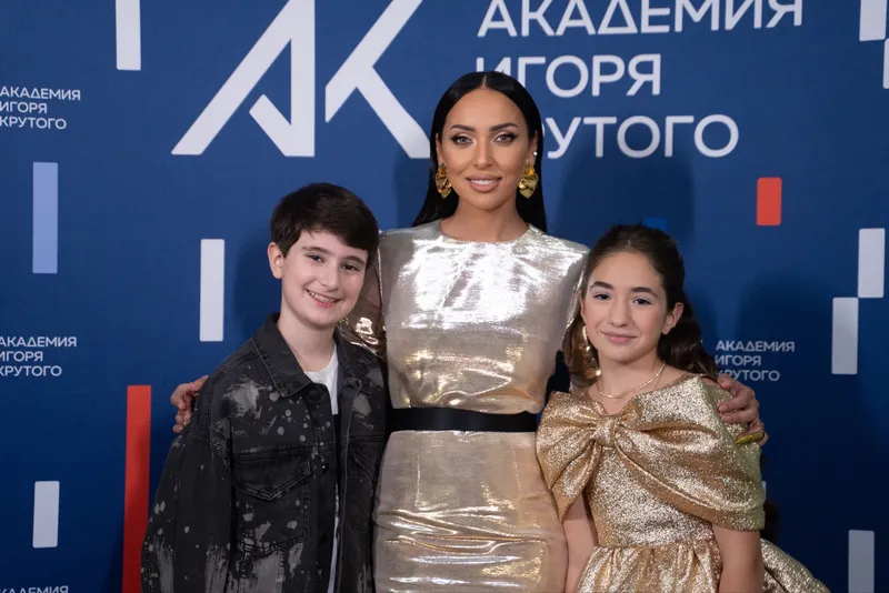 Алсу, Алексей Воробьев, Лариса Долина, Амирчик и другие звезды на съемках «Рождественской песенки года»