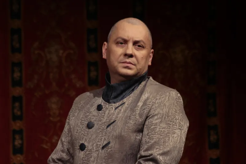 актер Игорь Бровин в роли Тартюфа
