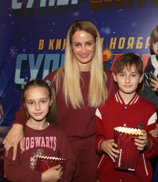 Алена Коломина с детьми