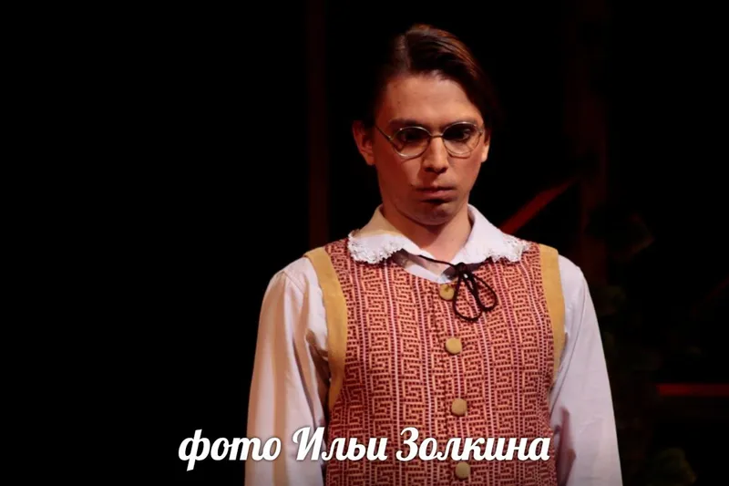 актер Александр Савельев в роли Томми