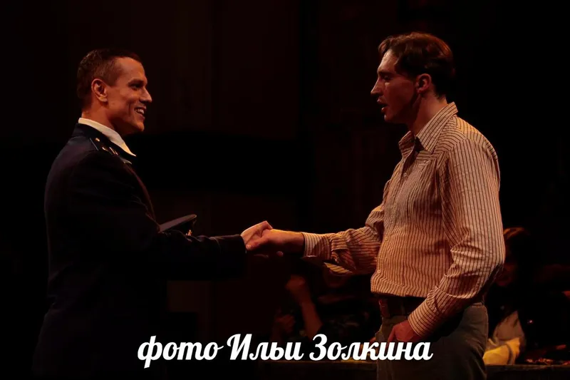 актер Алексей Суренский (слева) в роли Кудимова