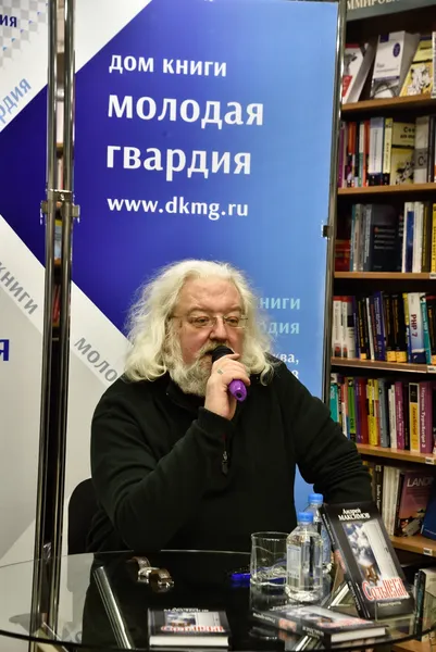Роман светского верующего человека о жизни и спорах двух священников.