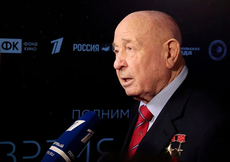Советский космонавт № 11, первый человек, вышедший в открытый космос. Дважды Герой Советского Союза Алексей Леонов