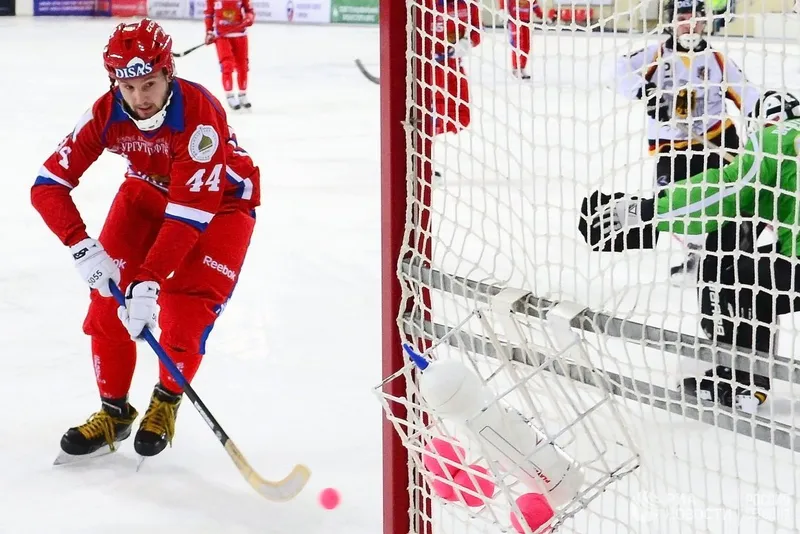 Сборная России вышла в полуфинал ЧМ-2018 по русскому хоккею.