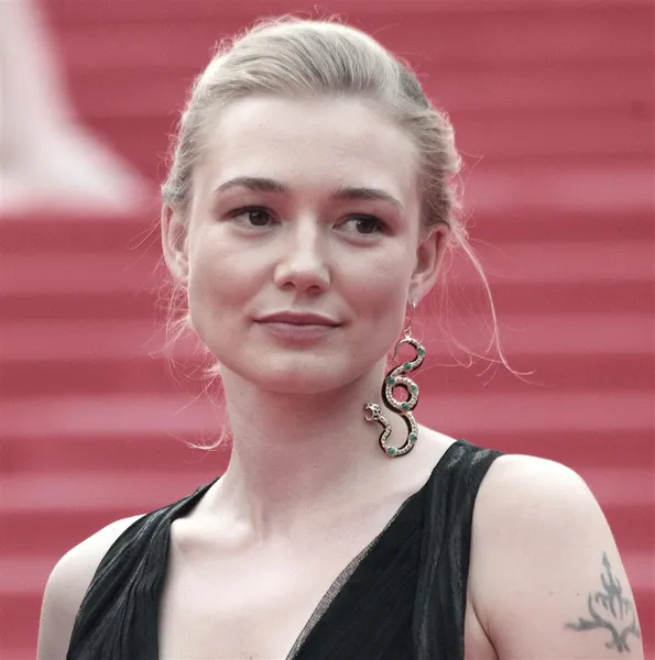 актриса Оксана Акиньшина