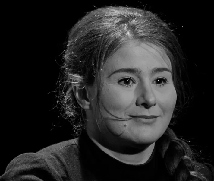 актриса Юлия Куварзина в роли Маши