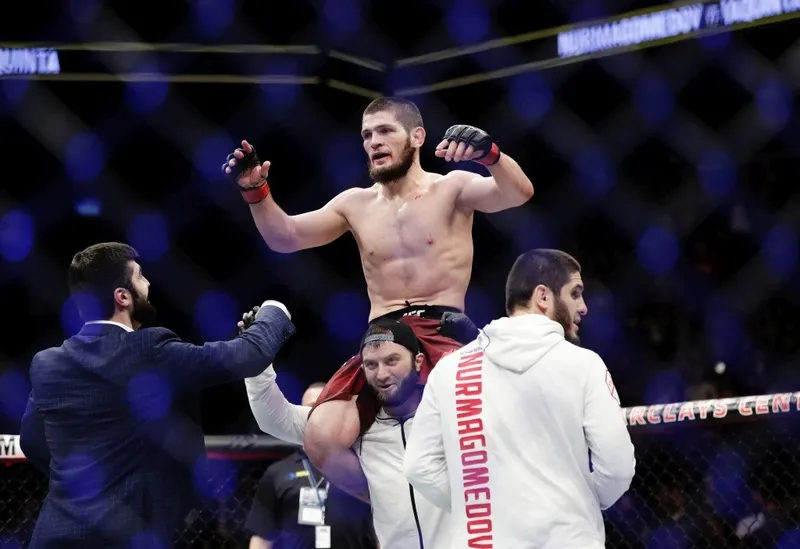 Нурмагомедов побеждает американца Яквинту и становится Чемпионом UFC.