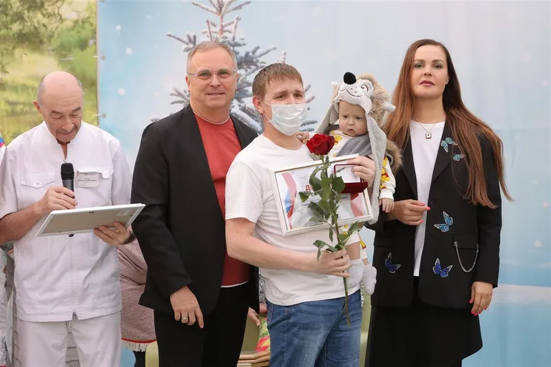 Ведущая программы “Время” вручила почетный знак донора родителям, которые спасли своих детей 