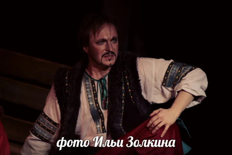 актер Александр Трошин в роли Черта