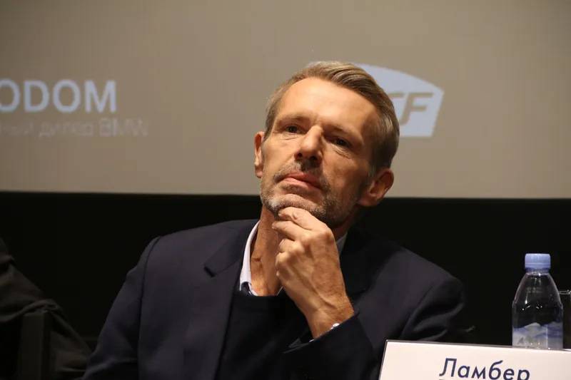 По словам режиссёра фильма Жерома Салля, ещё до начала съёмок велись переговоры с родственниками великого путешественника, которые практически не общаются друг с другом. Салль был чуть ли не единственным человеком, которому удалось собрать их всех вместе и пообщаться. Они поделились с ним воспоминаниями, которые позволили создать образ, наиболее приближенный к легенде.