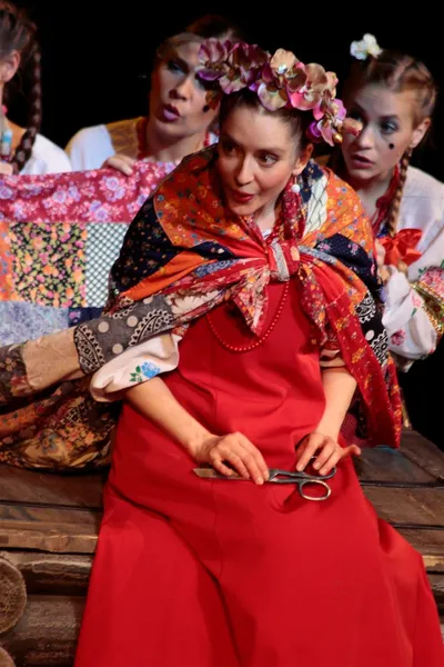 актриса Ксения Роменкова в роли Царицы