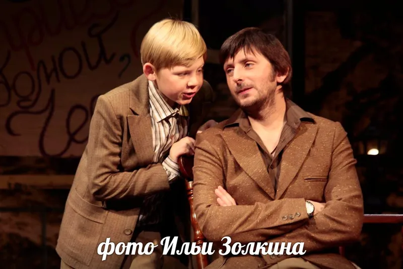 актер Алексей Щукин (справа) в роли Билли Рэя
