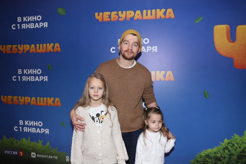 Алексей Демидов с дочками Анастасией и Есенией
