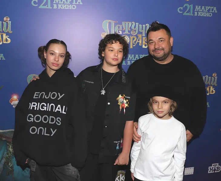 Сергей Жуков с детьми