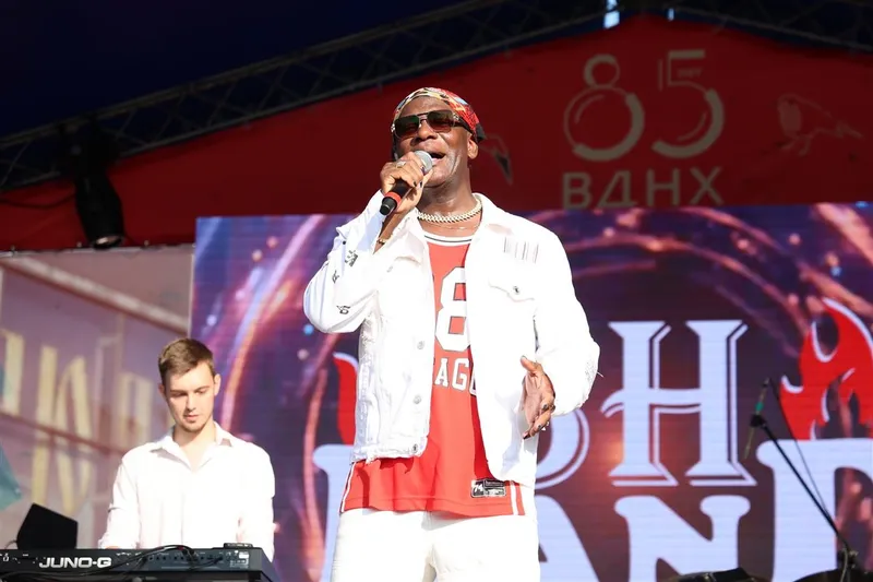 Фестиваль «Sandlerfest».