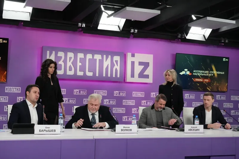Одной из игр, к которой смогут приобщиться гости фестиваля, станет го –настольная игра для двух игроков с глубоким стратегическим содержанием, цель которой состоит в том, чтобы окружить больше территории, чем противник. Го изобрели в Китае более 2500 лет назад, она считается старейшей настольной игрой, в которую постоянно играют по сей день. Однако, несмотря это, го у нас в России пользуется меньшей популярностью, чем те же нарды, погонять в которые любит Павел Погребняк, не говоря уже о шахматах, шашках, домино. Почему так вышло, мы выяснили у человека, который точно в го разбирается.